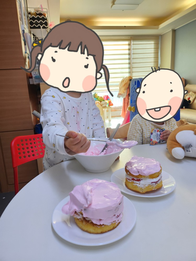 분홍색 크림을 빵 겉면에 바르는 아이