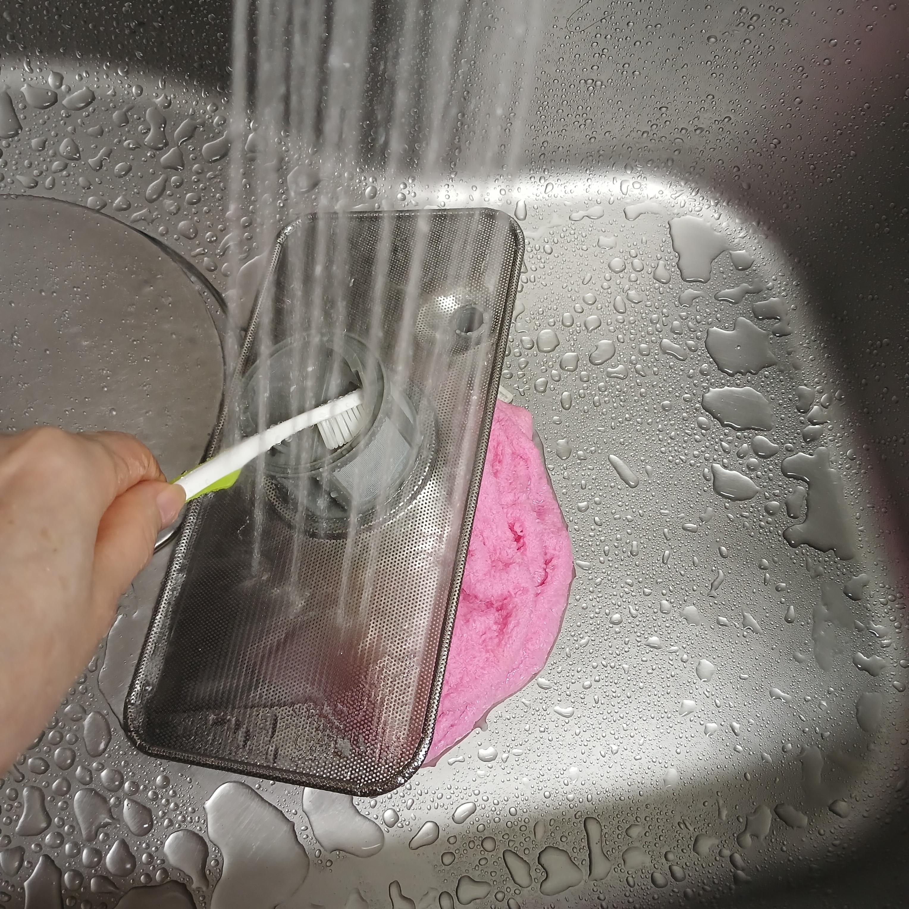 칫솔을 이용한 식기세척기 거름망 바이오필름 및 기름때 제거