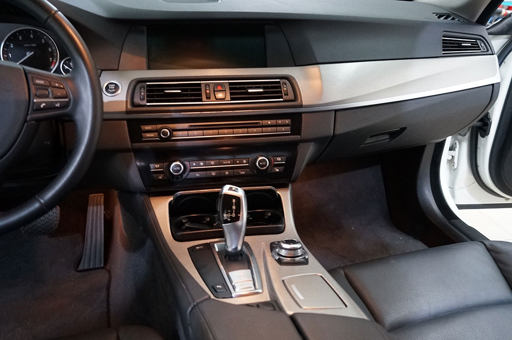 대구 bmw 5시리즈 f10 실내랩핑 시공 후 티타늄 브러시