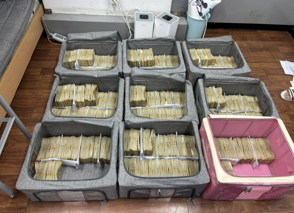지난달 12일 자신이 관리하던 한 임대형 창고에서 현금 수십억원을 강탈한 40대 남성을 경찰이 검거했다. 사진은 A씨에게서 압수한 현금 다발. [사진=연합뉴스]
