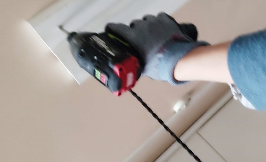 기존에 조명에 어설프게 만든 후렌치를 고정하던 나사못 제거