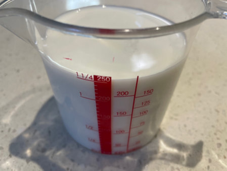 커스터드 크림에 들어갈 우유 250mL 계량