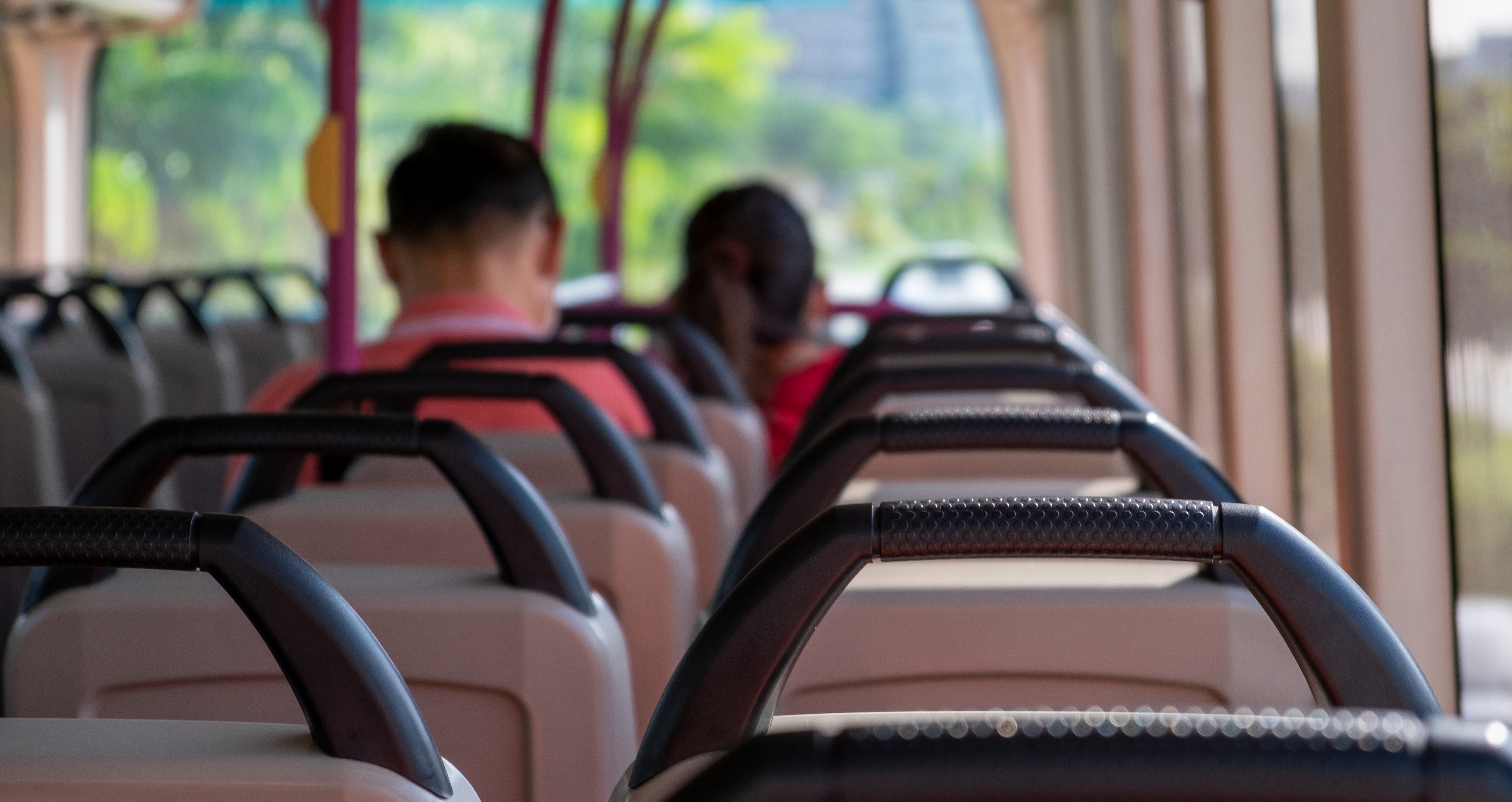 버스 좌석에 앉아 있는 승객들의 뒷모습, 대중교통을 이용하는 시민들