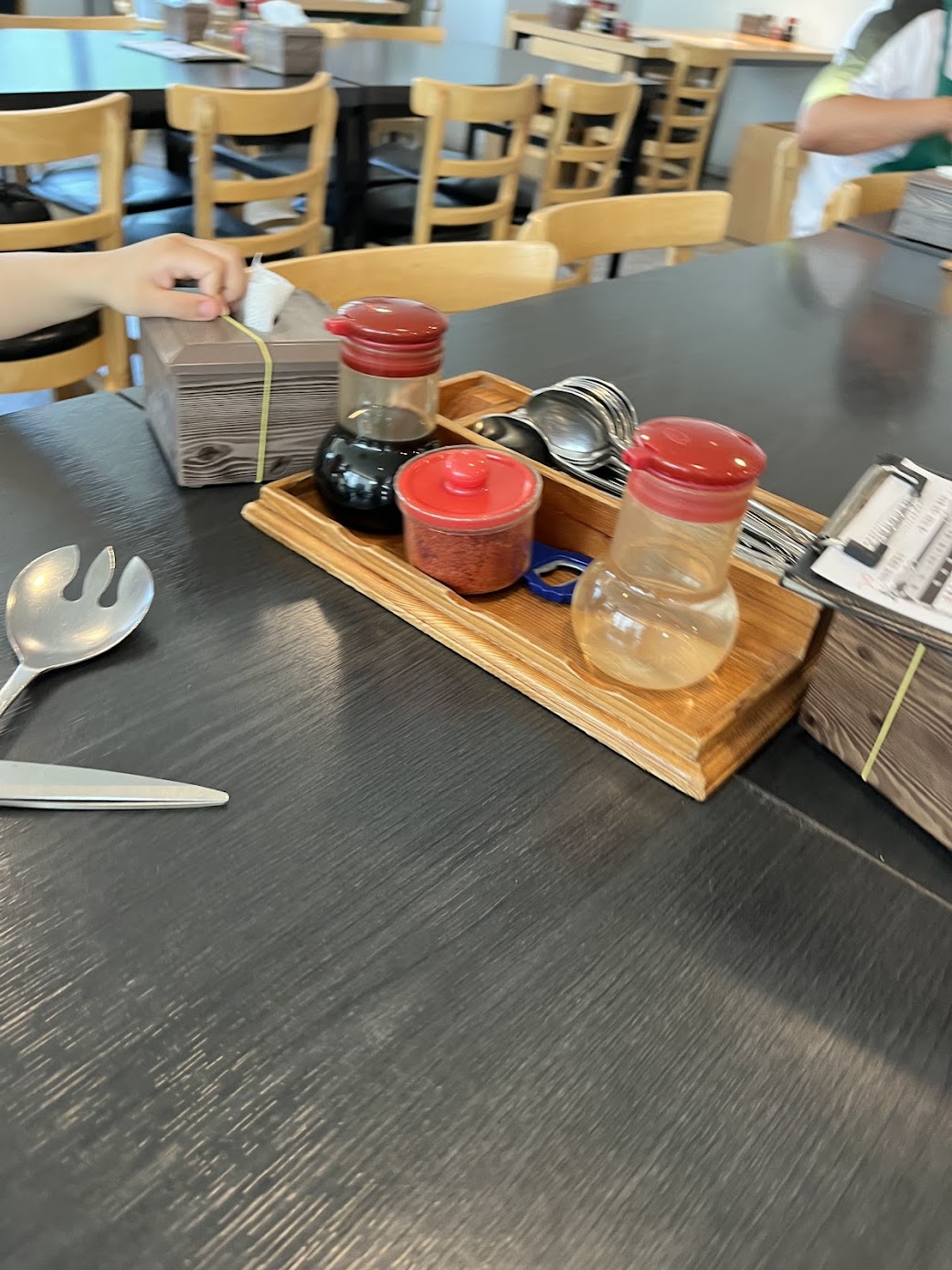 테이블-위-양념과-수저