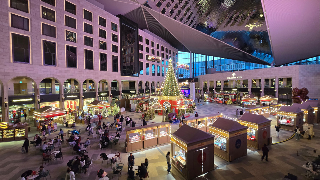 인천 파라다이스 시티 크리스마스 이벤트 전경, 마켓 부스와 대형 트리, 방문객들이 모여있는 모습