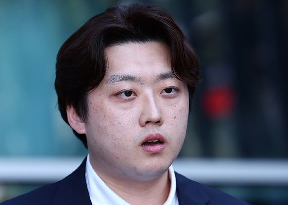 박단 대한전공의협의회(대전협) 비대위원장이 지난달 3일 서울 서초구 서울행정법원에서 조규홍 보건복지부 장관을 상대로 업무개시명령 취소, 진료유지명령 취소, 사직서 수리 금지 명령 취소 소송 소장을 제출한 뒤 취재진 질문에 답하고 있다. [사진=뉴시스]