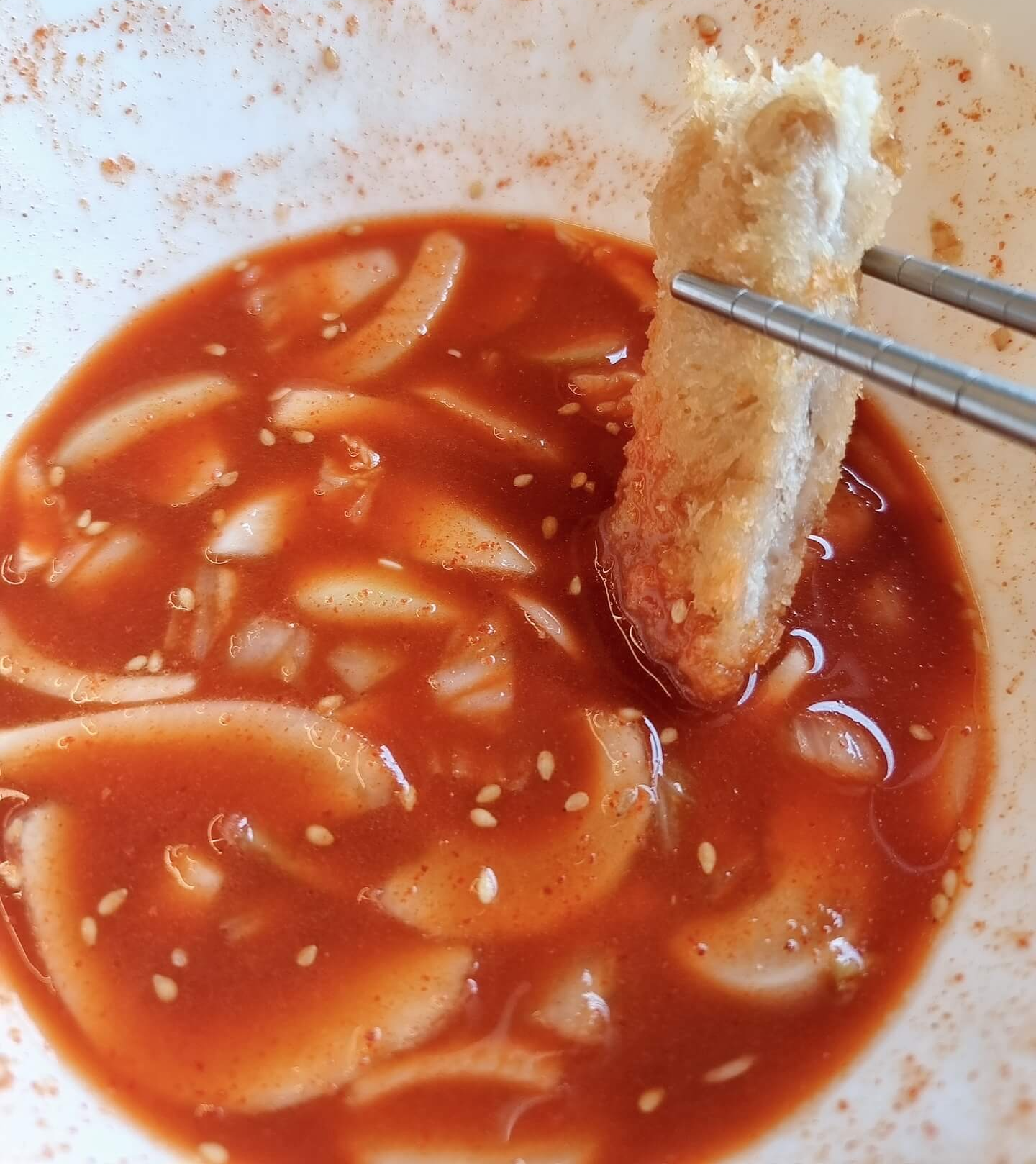 남은 돈까스를 비빔국수 양념에 찍어 먹어봄