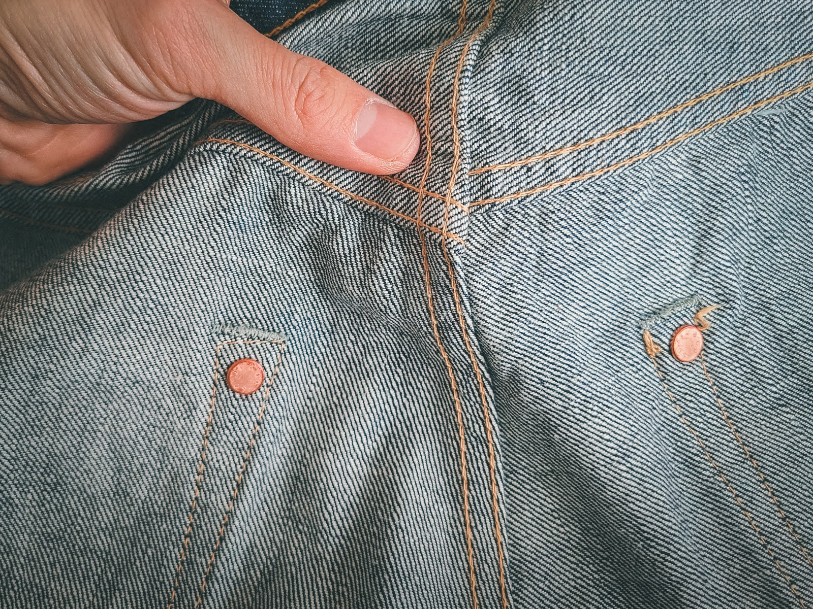 견고하게 이루어진 데님 팬츠의 만듦새