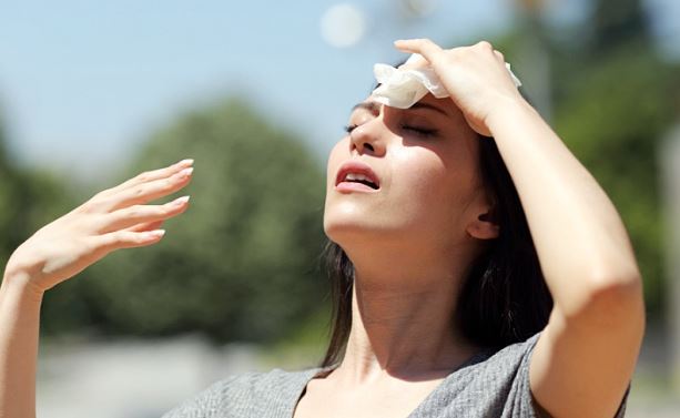 더위에 땀닦는 여자