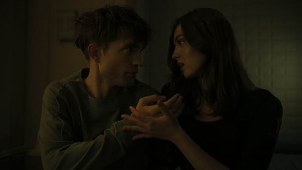 영화 미키 17 완벽 분석 - 단순 SF가 아닌 인간 정체성에 대한 깊은 탐구