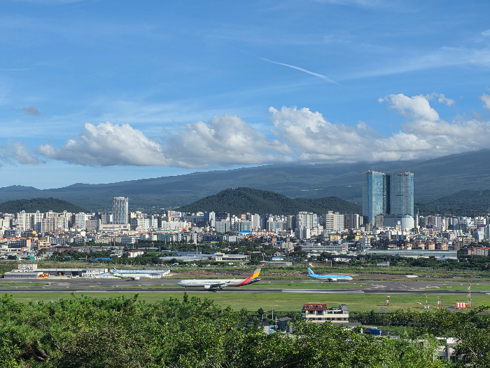 제주 공항에 비행기가 이륙한다.