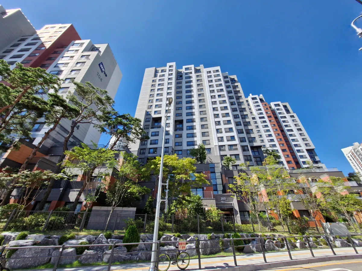 나무와-신축아파트가-돋보이는-북한단두산위브-아파트