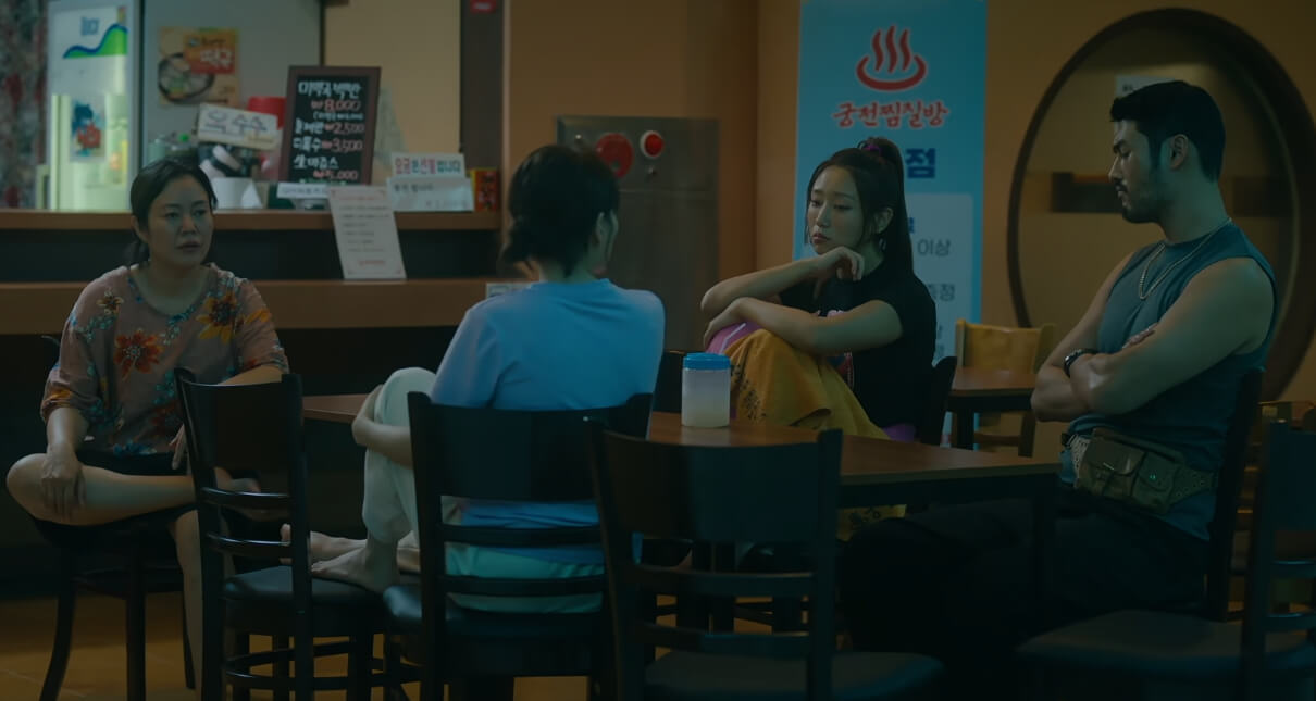 찜질방 테이블에 모여앉아 있는 다해와 찜질방 패밀리