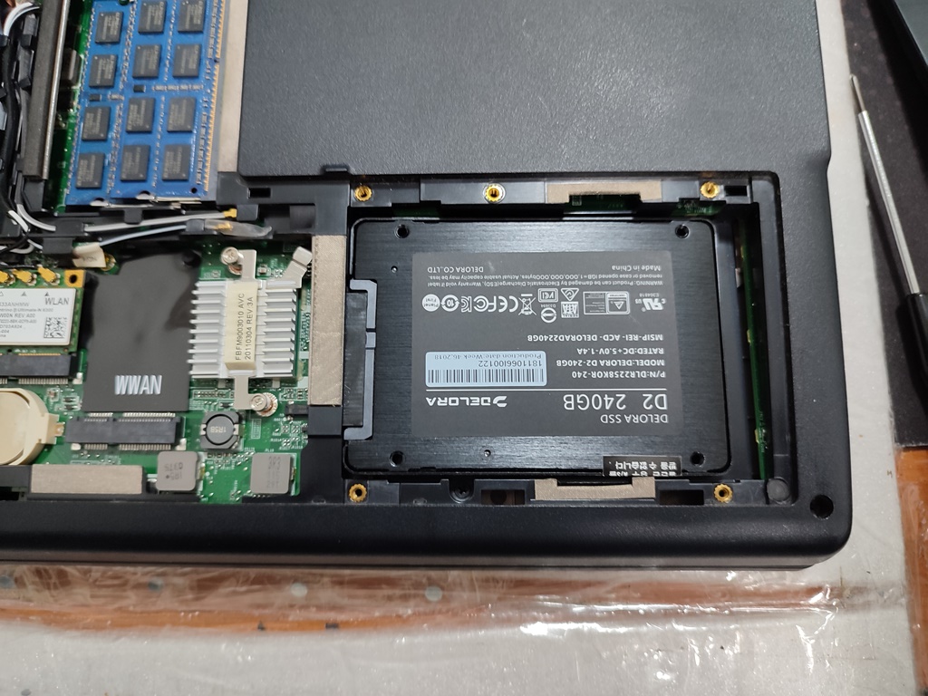 자료를 백업하고 노트북에는 제 테스트용 SSD를 꽂아서 윈도우10 부팅을 시켜보고 있습니다. 무선 인터넷이 안되는 이유를 알아보고 있습니다.