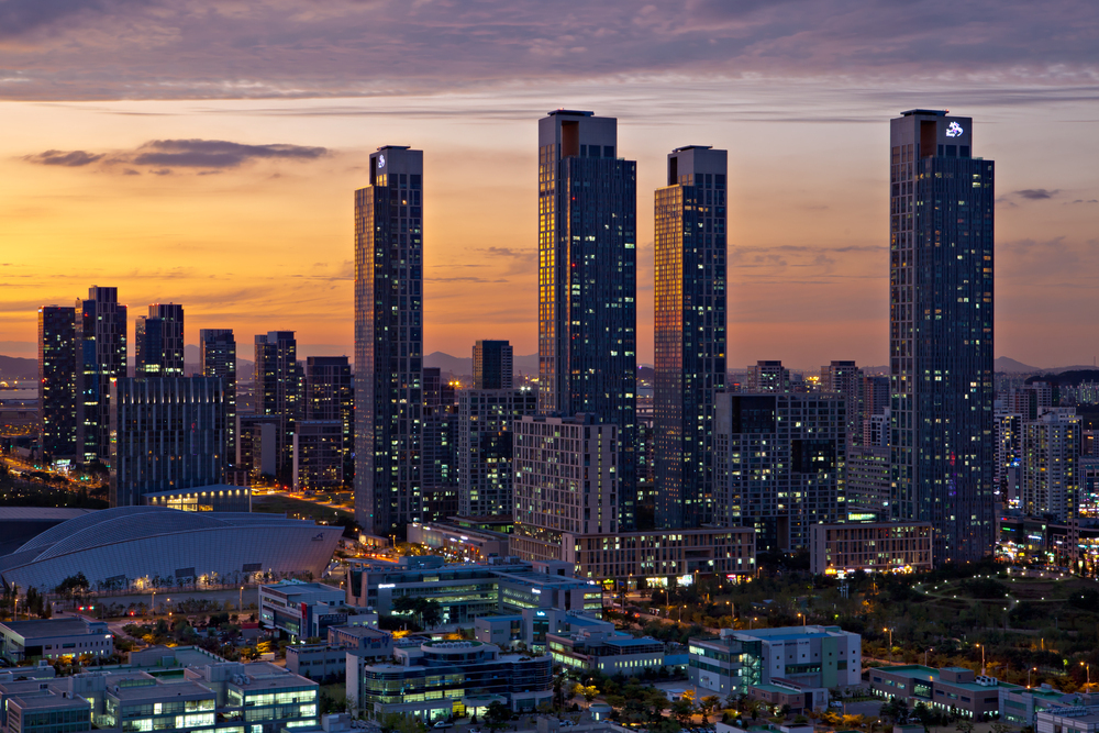 제로에너지빌딩은 여러 가지 이점을 가지고 있습니다. 첫째, 환경에 친화적인 건축 기술을 사용하기 때문에 온실 가스 배출량을 크게 줄일 수 있습니다