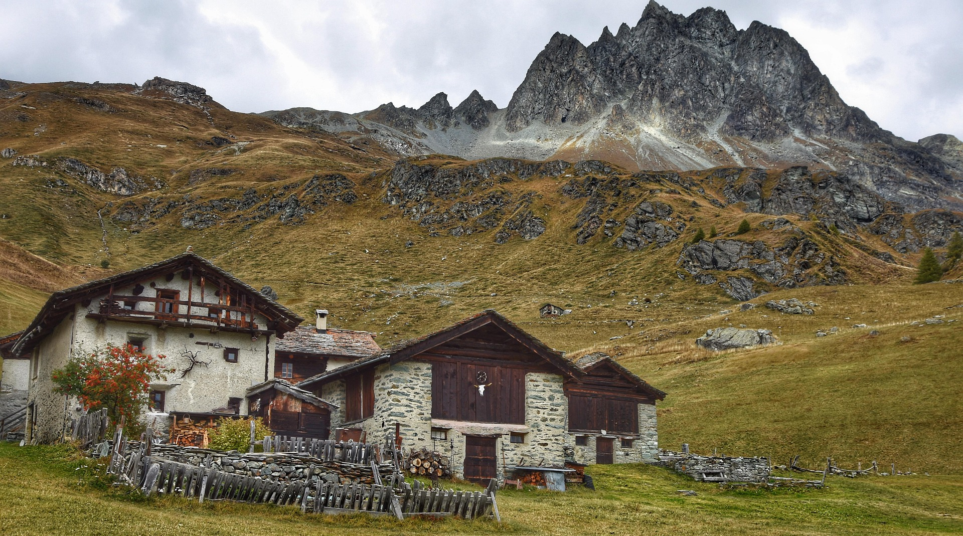 언덕아래 두채의 단층으로된 삼각집