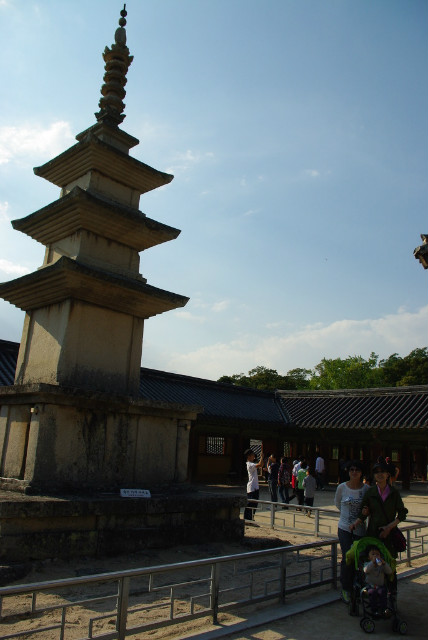 불국사 삼층석탑과 가족들