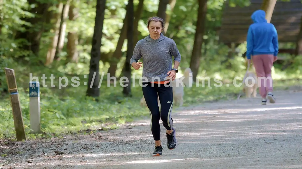 공원에서 여성이 운동하는 모습.
