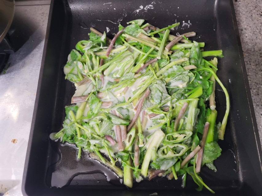 얇게 펼쳐 바삭하게 굽는 미나리전