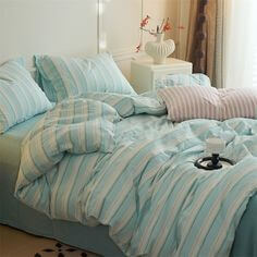 하늘색-이불과-벼개가-단정히-정리된-침대