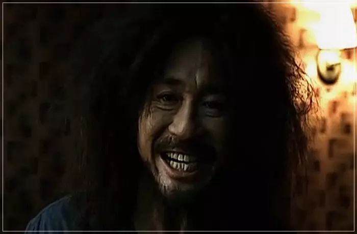 영화-올드보이-괴기한-웃음을-보이는-오대수