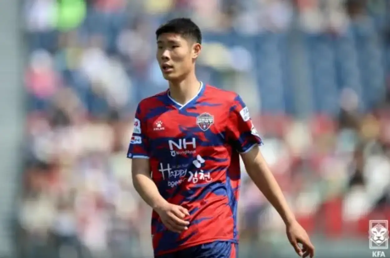 이영준-붉은 유니폼을 입고 그라운드를 걷고있는 이영준