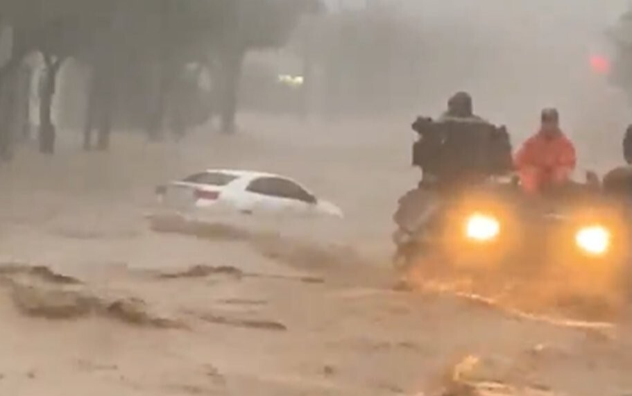 주민 수색중인 해병대 장갑차 / 연합뉴스