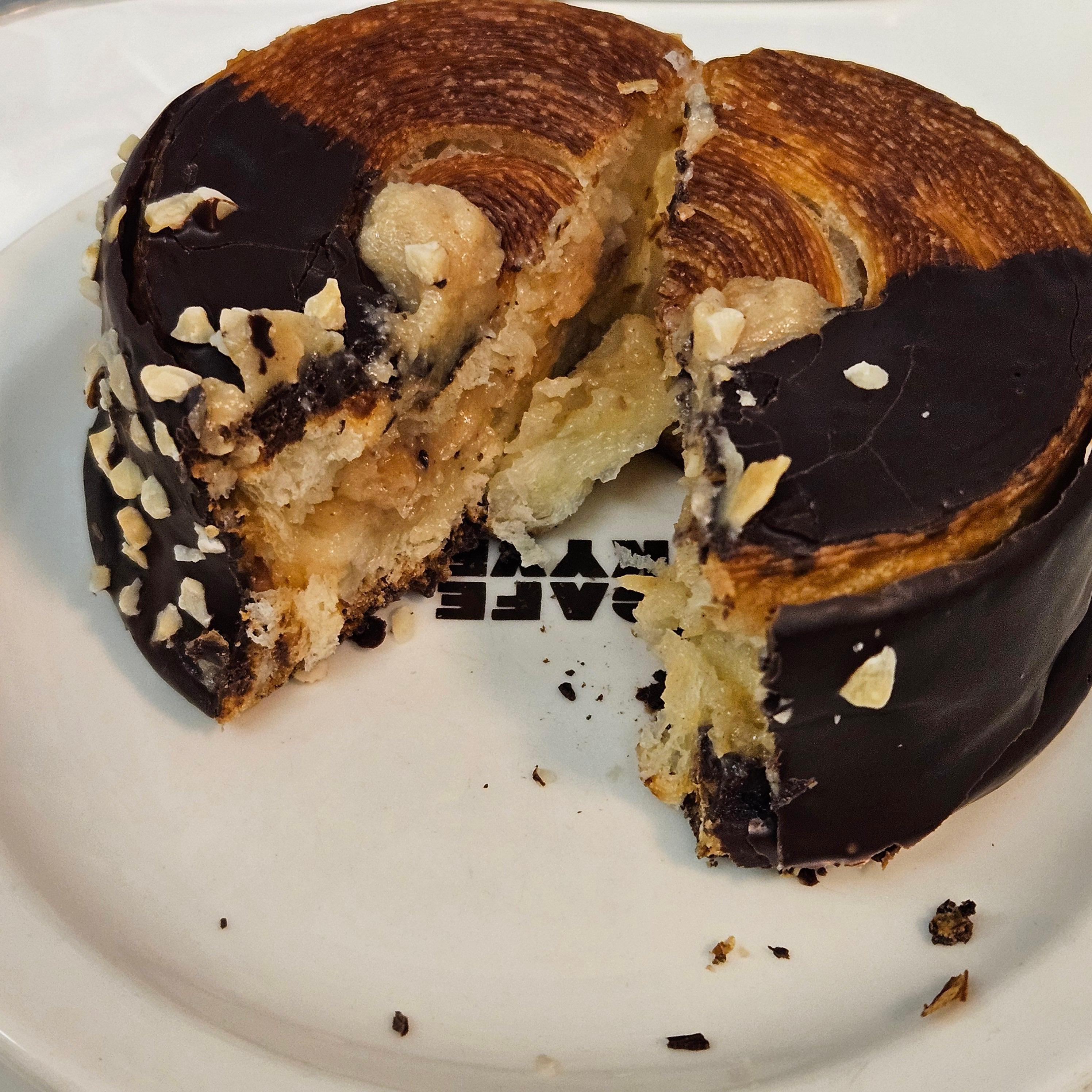 피넛 크림 뉴욕롤 빵 사진