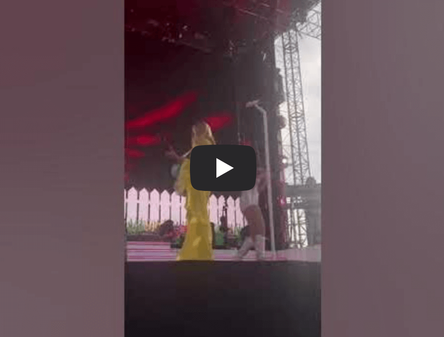 켈시 발레리니가 공연 중 팔찌를 맞은 영상의 섬네일