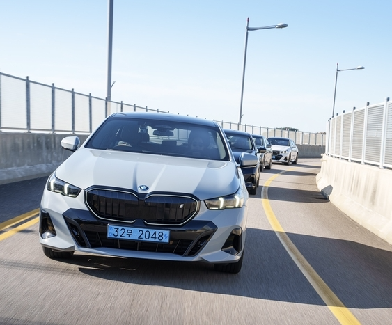 bmw 뉴 5 시리즈 주행 장면
