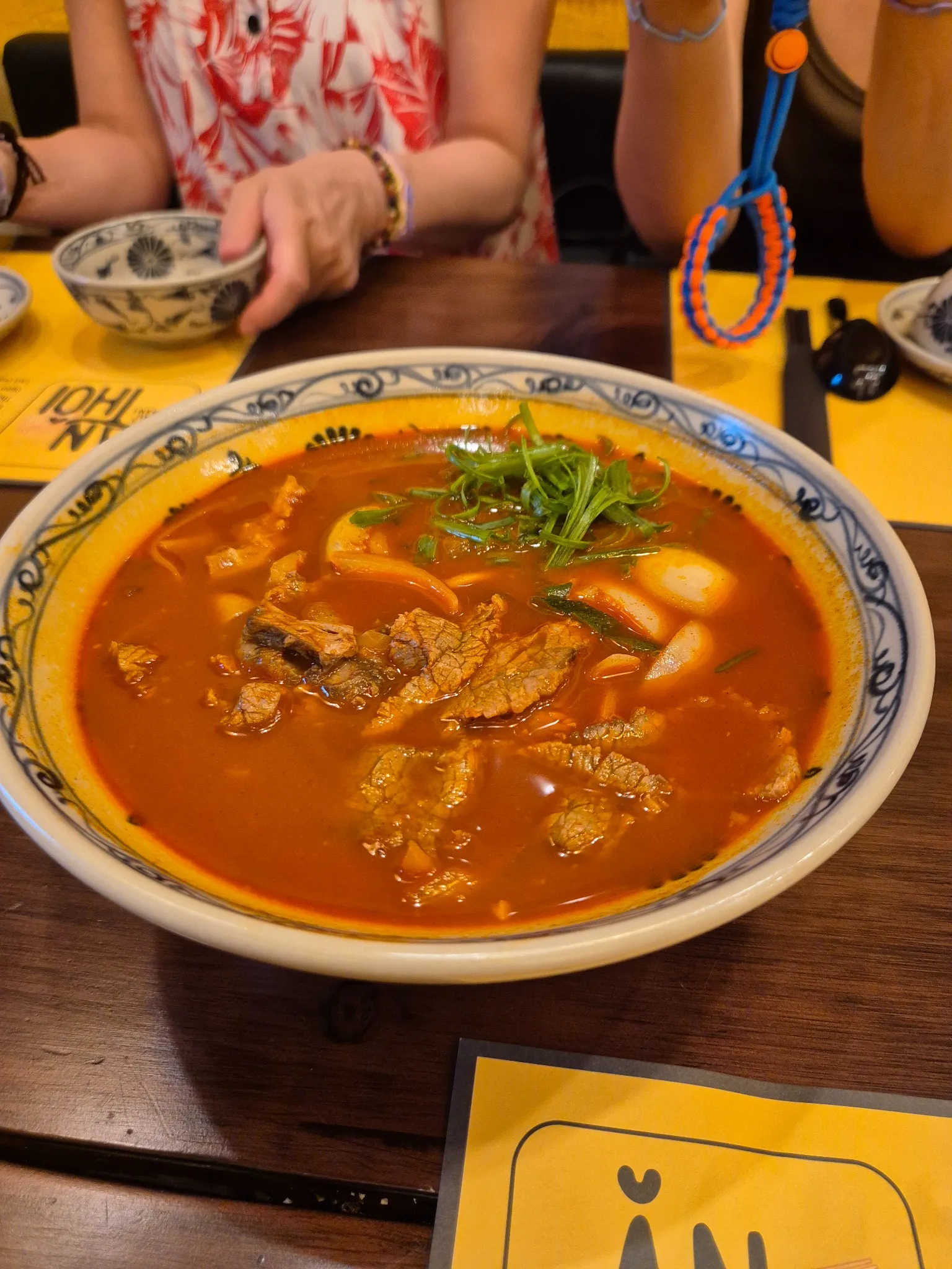 붉은 육수에 곱창 쌀국수