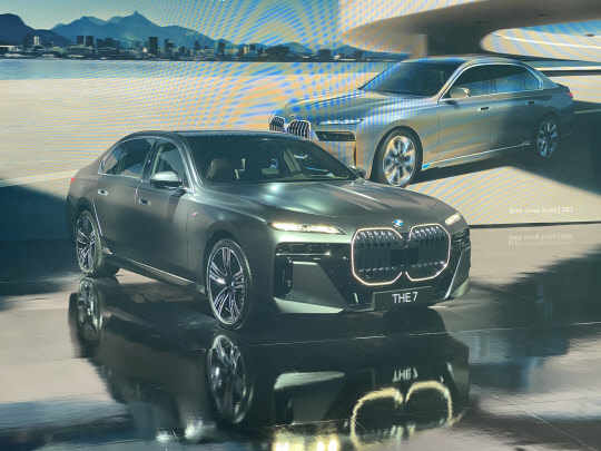 BMW i7