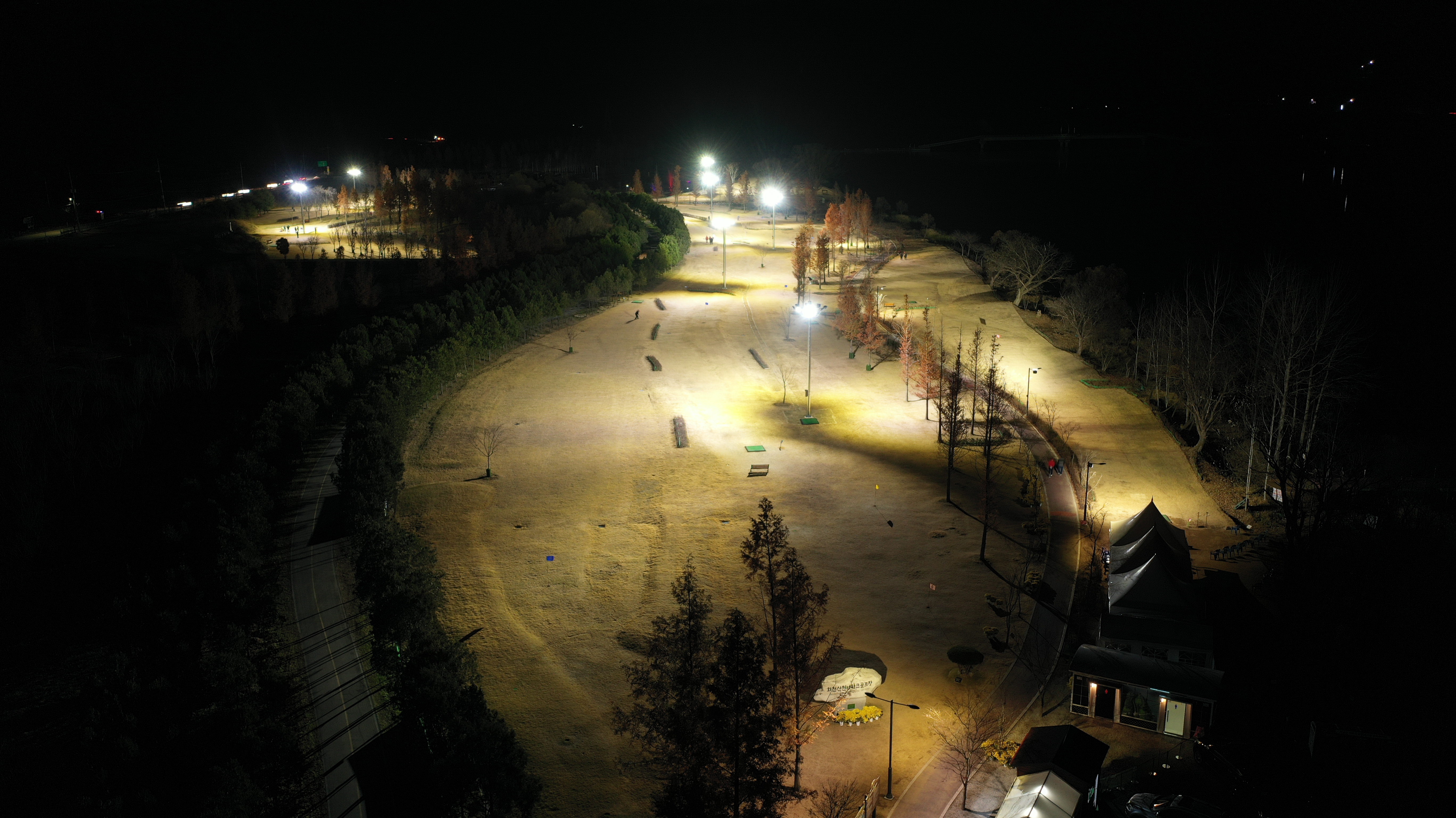 야간에 본 파크골프장 전경