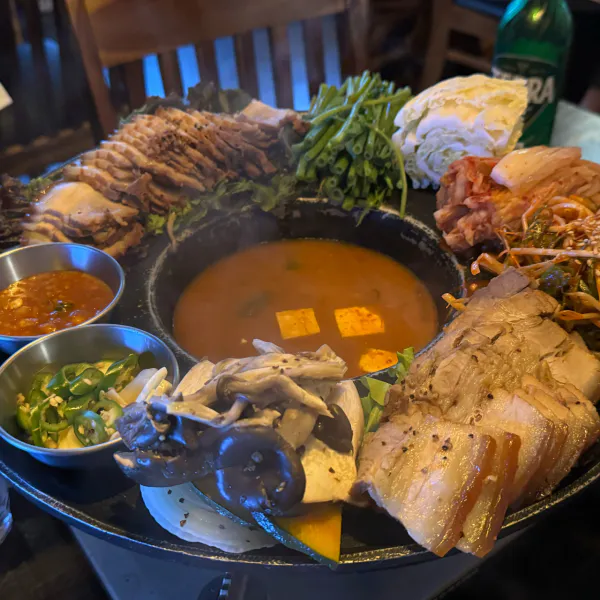 생생정보 대결 맛 대 맛 철판 삼겹살 해물 전골 vs 철판 오겹살 수육 한 상 음식점 위치