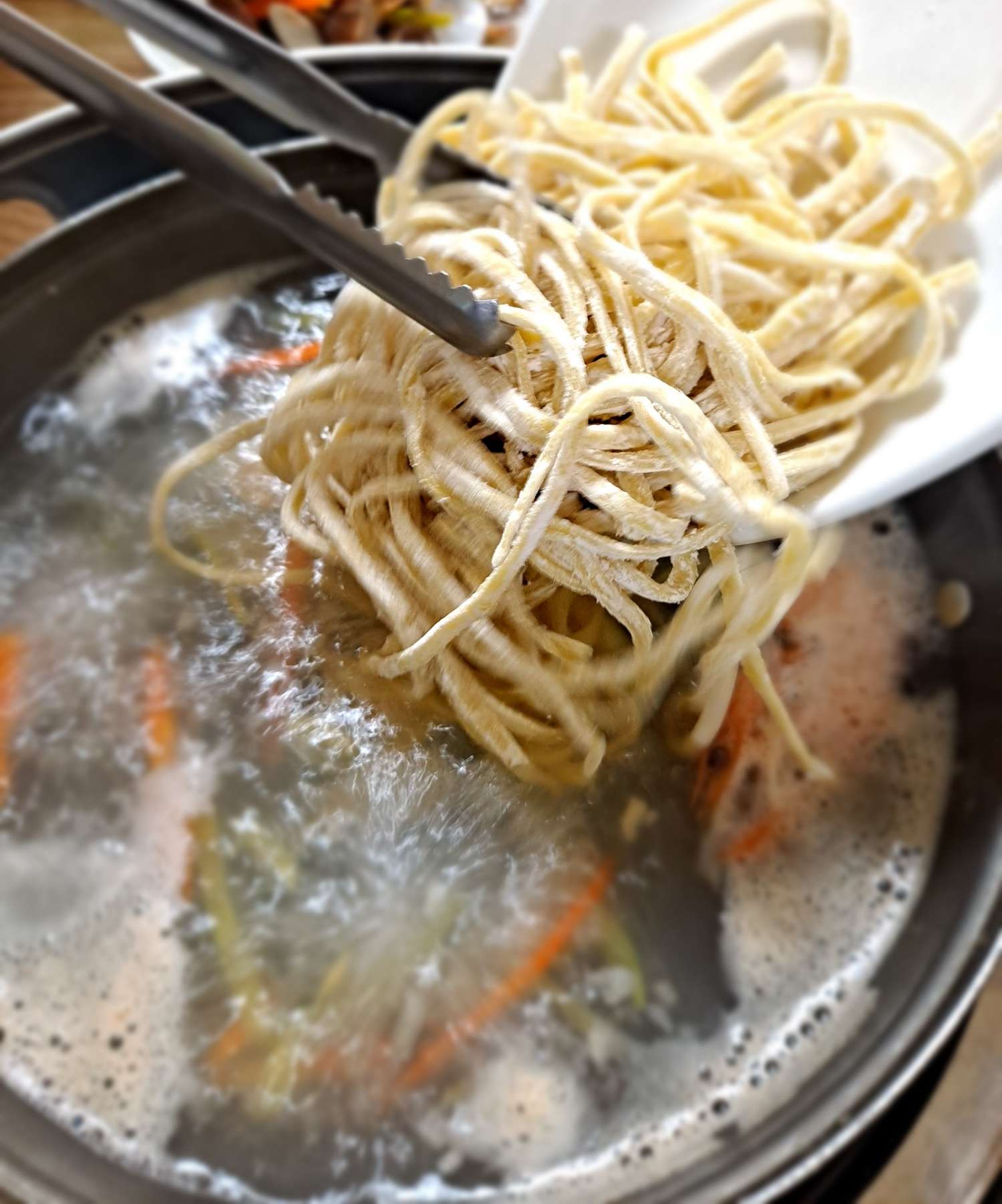 미리내 칼국수면 넣는중