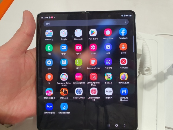 갤럭시-폴드4-펼쳐진-모습