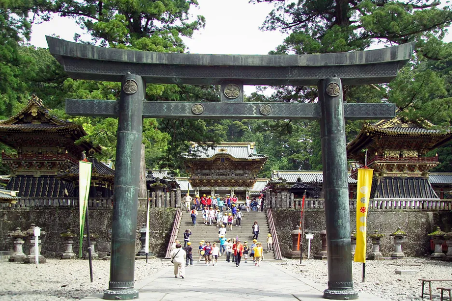 닛코 동조궁의 청동 토리이 사진