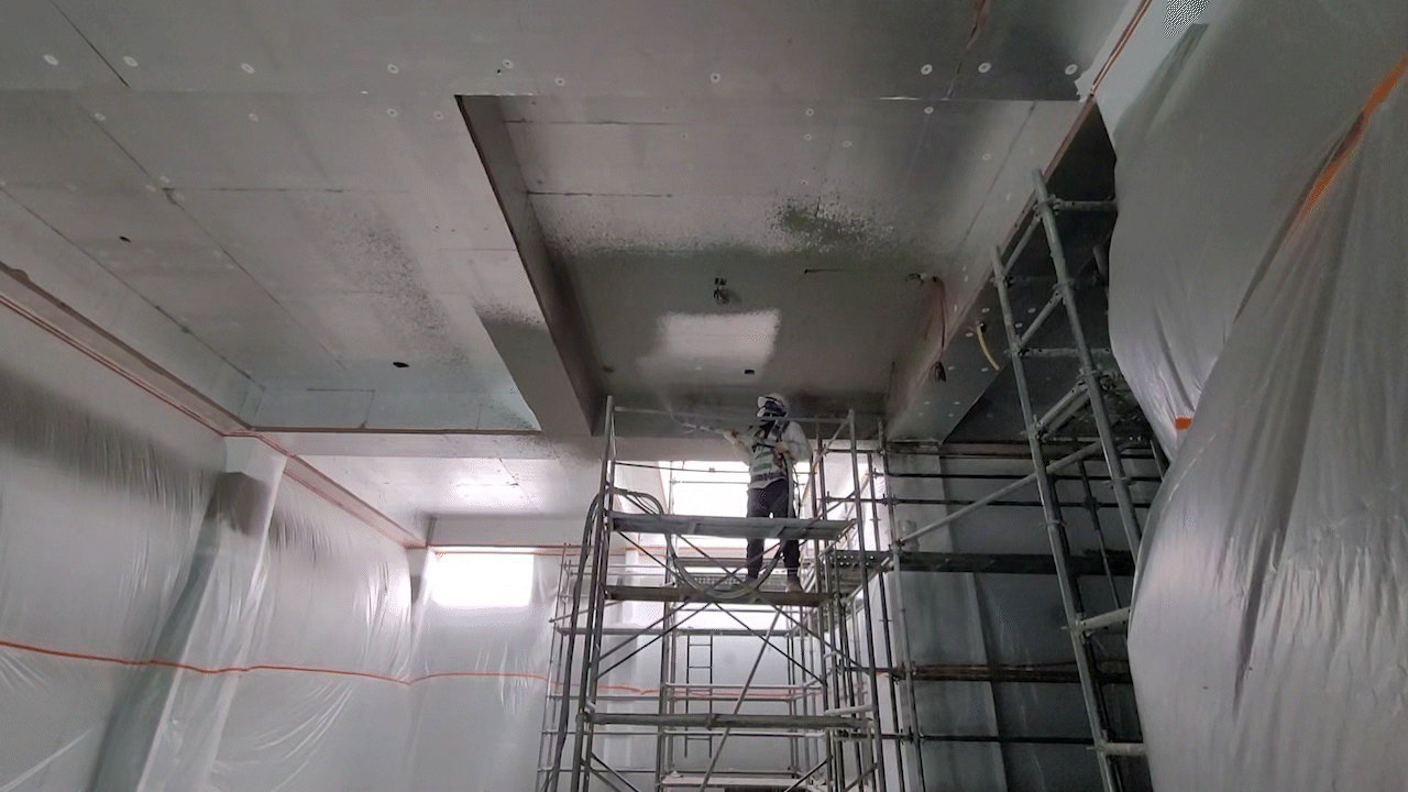 단열보드 위 퍼라이트 뿜칠 초벌작업