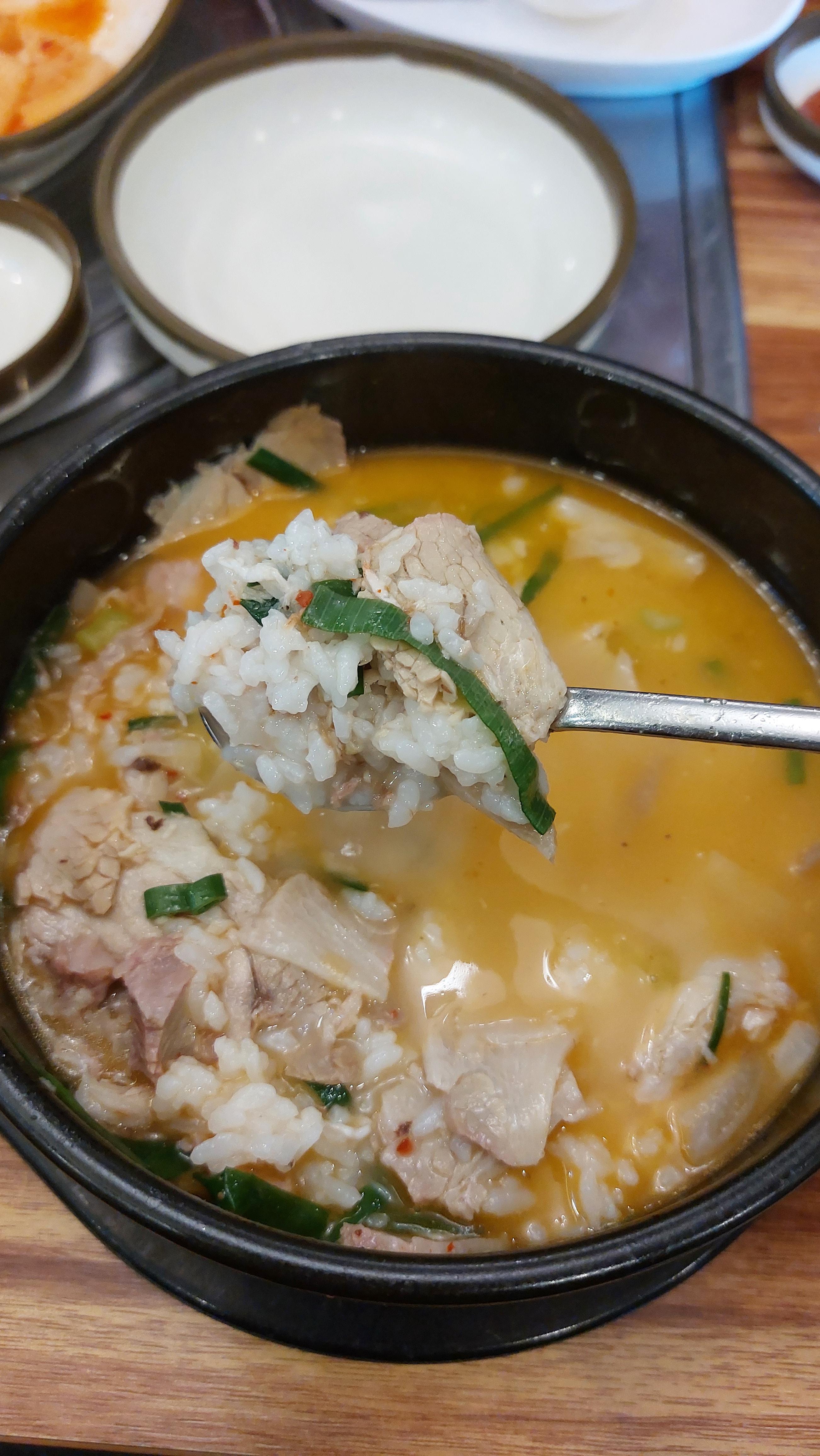 댜디기랑 김치넣어서 더 맛있어진 수육국밥
