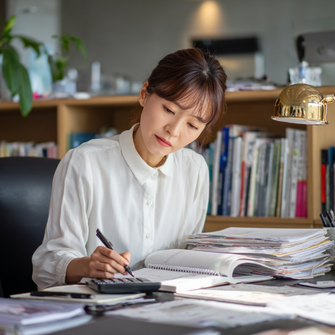 평가사 답안지를 채점하는 모습
