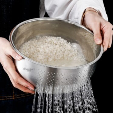 밥을-짓기위해-쌀을-정성스럽게-씻는-모습