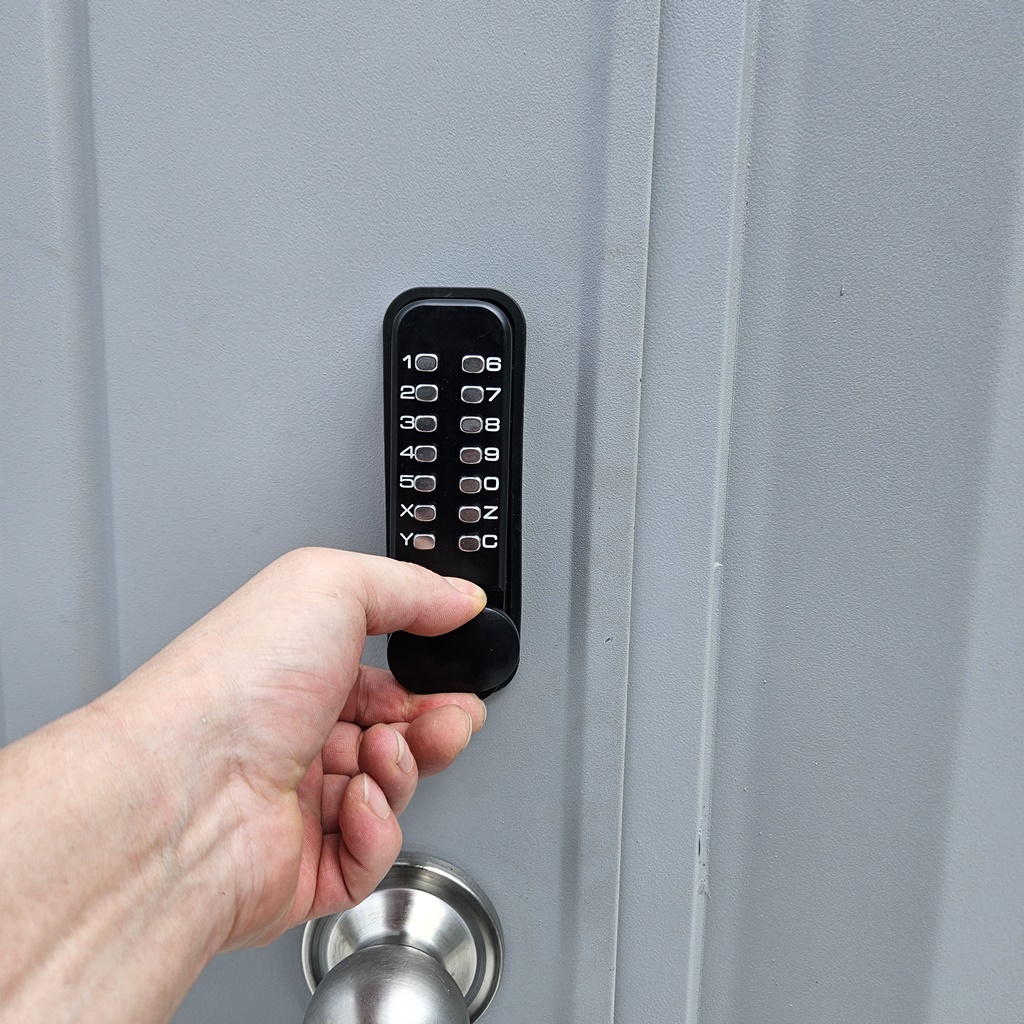 건설현장 야외 외부 옥외 실외 비가림 시설이 없는 컨테이너 사무실 출입문 방화문 비를 맞거나 습기에도 고장 나지 않고 건전지도 들어가지 않는 무 전원 방식 방수 도어락 기계식 버튼 번호키 설치