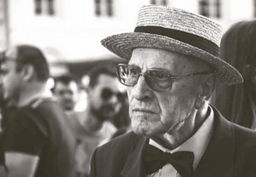 흑백 사진이고 중절모를 쑤고 뿔테 안경을 쓰고 있는 멋있는 노인 사진 입니다.