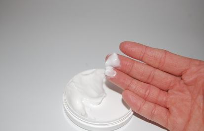 크림을 손에 묻힌 사진