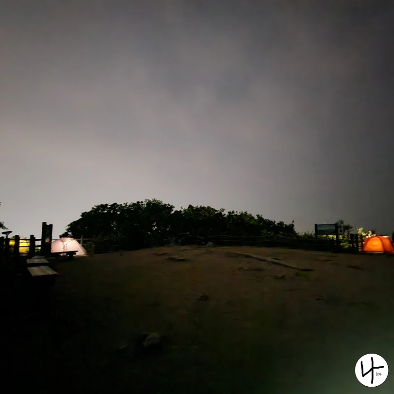 산정상-양쪽-데크위-설치된-텐트