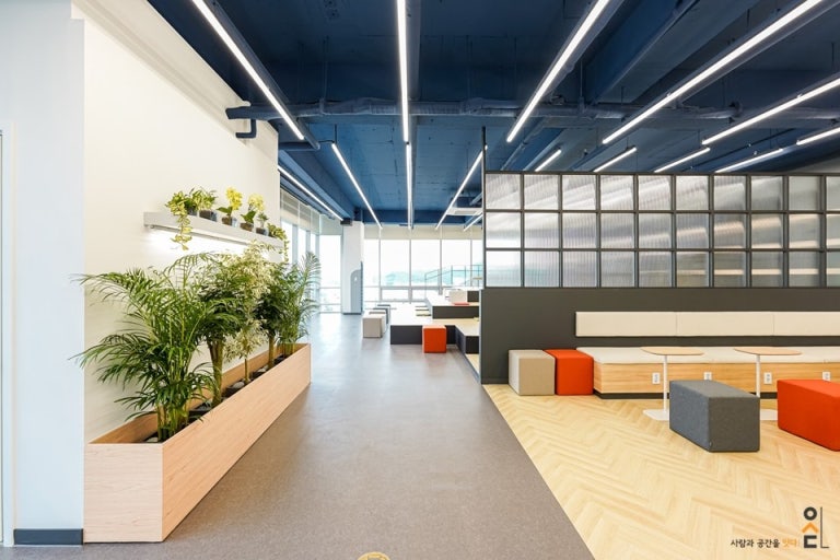 사무실 로비를 위한 인테리어와 조경 디자인으로 완성하는 기업 이미지 관련 사진