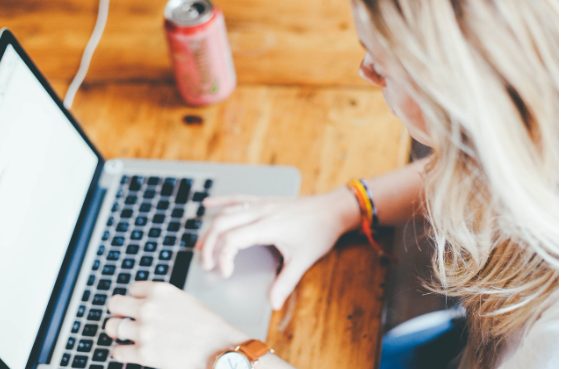 바탕 화면 폴더 속성의 위치 탭에서 이동 버튼을 클릭하여 경로를 변경하는 화면