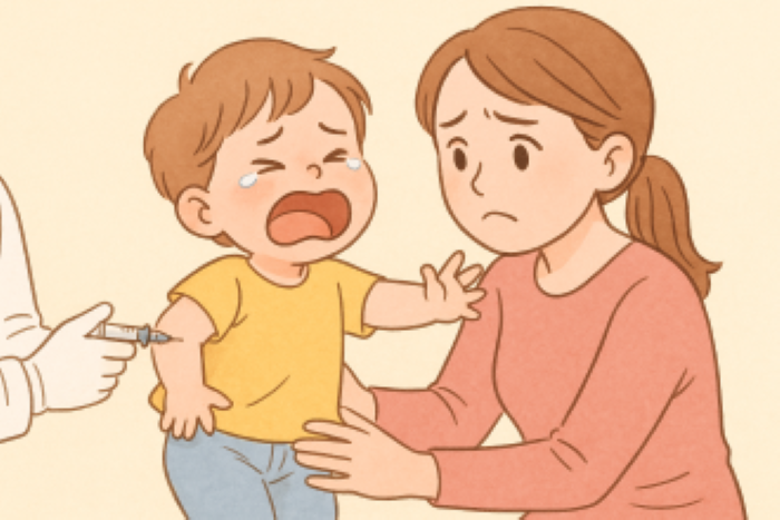 예방접종 주사를 맞으며 울고 있는 아기와 걱정스러운 표정으로 아기를 다독이는 엄마의 모습을 담은 일러스트.