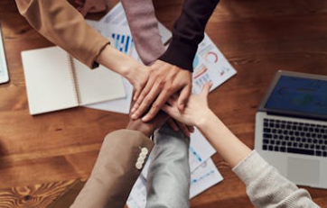 직원들이 손을 맞닿고 있는 모습