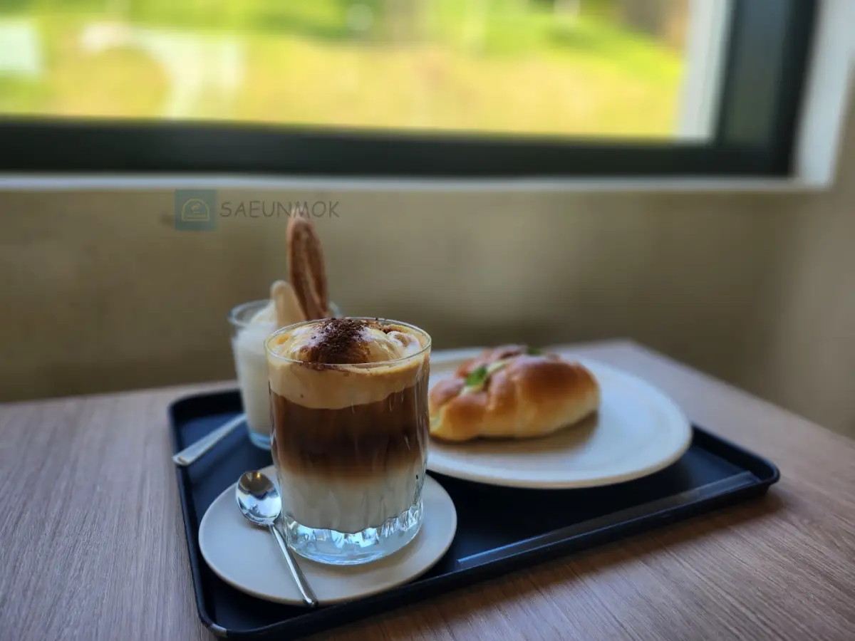 카페-온-더-힐-커피-소금빵